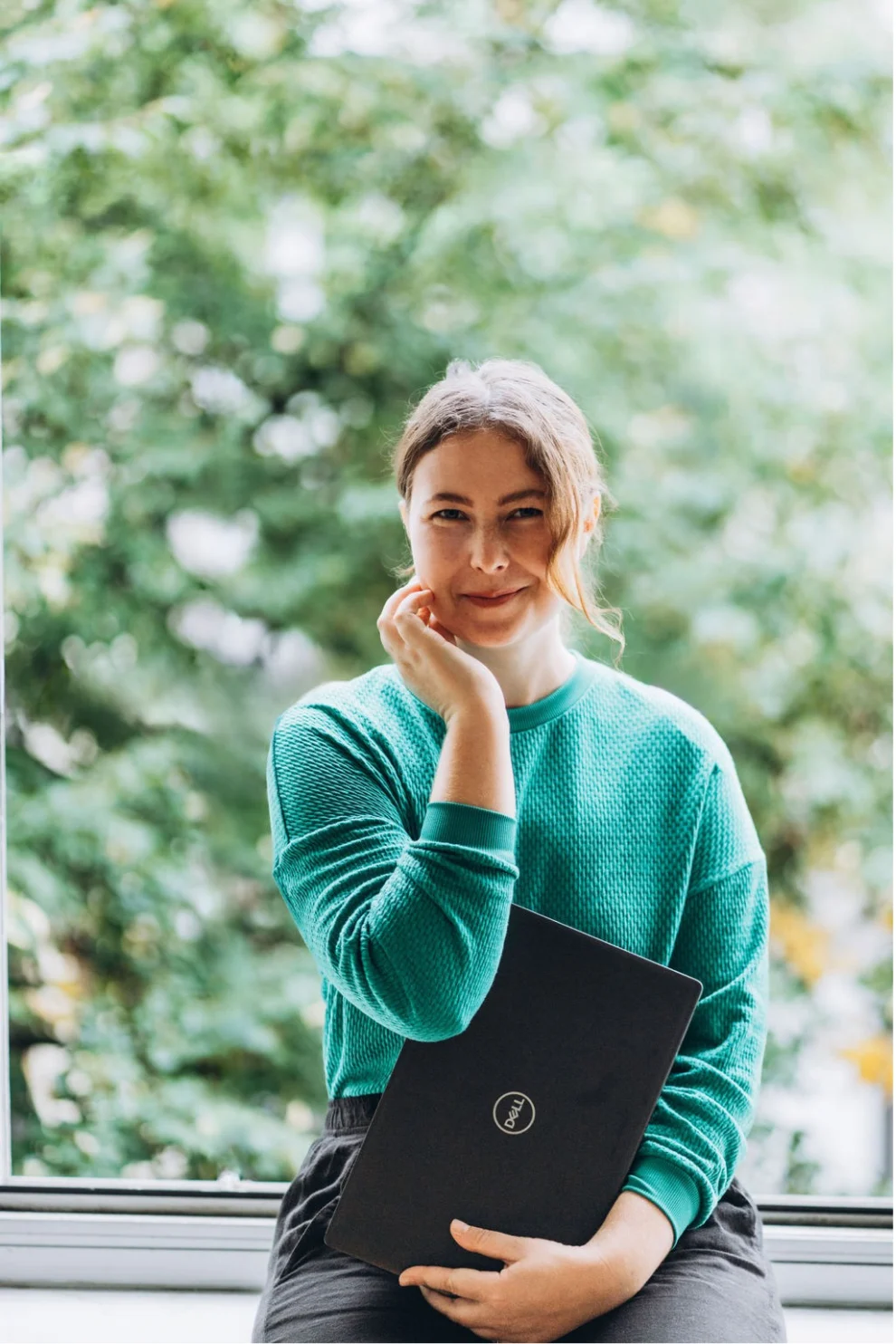 Magdalena Synovcová s notebookem u okna