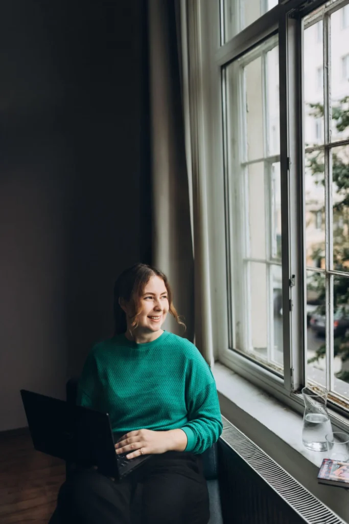 Magdalena Synovcová s rukou u brady